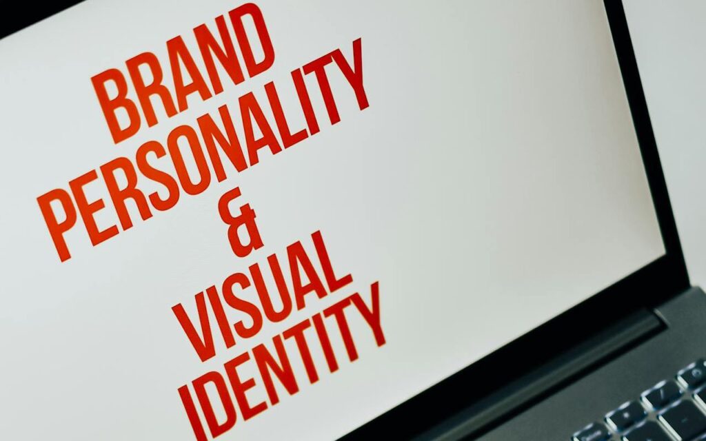 Laptop na kojem piše “brand personality” i “visual identity”