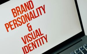 Laptop na kojem piše “brand personality” i “visual identity”