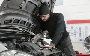 Mehaničar pregleda motor
