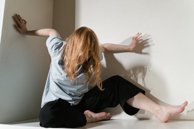 devojka u situaciji napada panike