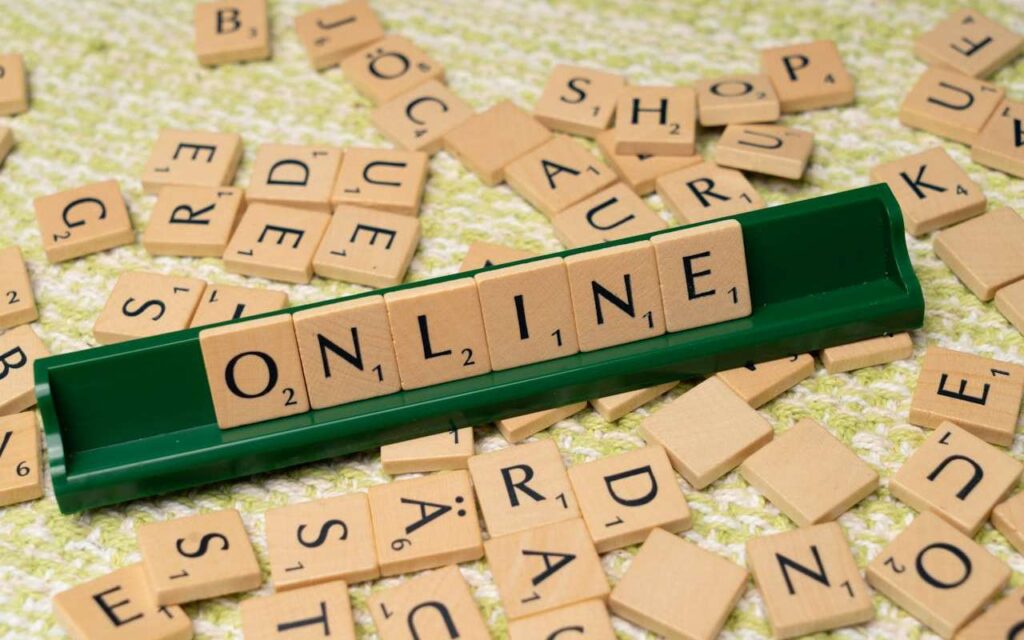 Pločice Scrabble igre kojima je napisano “online.”